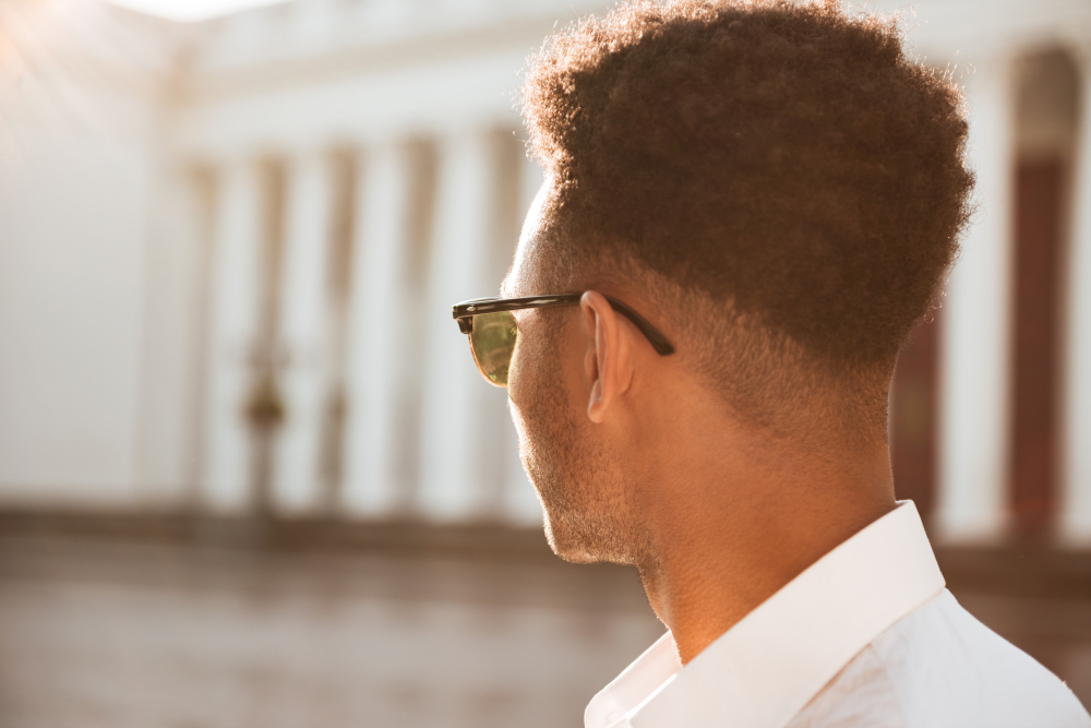 10 ideias de corte de cabelo crespo masculino para se inspirar em 2023