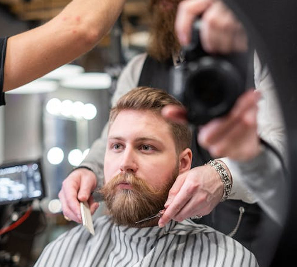barbeiro cortando cabelo de homem