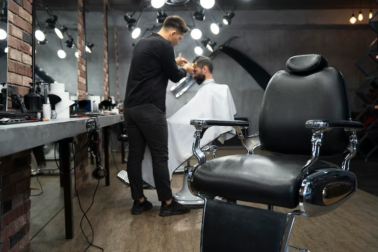 Aprenda a Definir os Preços para sua Barbearia barbeiro cortando um cabelo