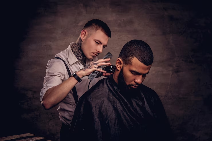 5 Passos Essenciais para Abrir uma Barbearia Vencedora - barbeiro cortando cabelo