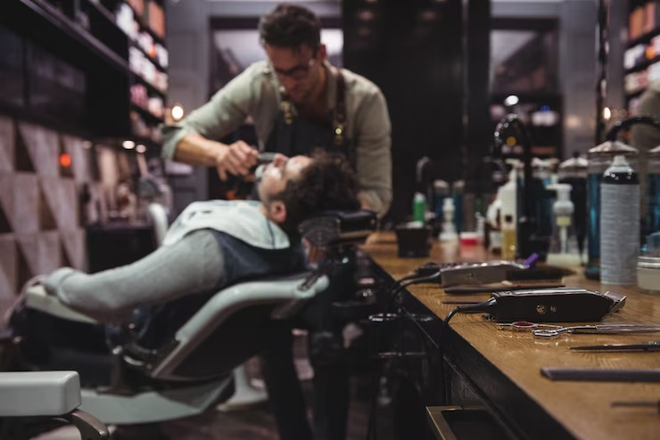 5 Passos Essenciais para Abrir uma Barbearia Vencedora - barbeiro fazendo uma barba